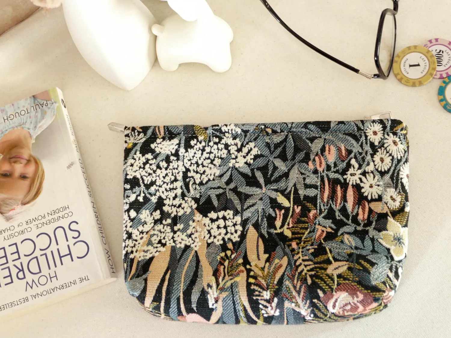 Cute Floral Makeup Bag Cosmetic Travel Pouch with Bottom and Zipper, Purse Make Up Organizer, Aesthetic Textured Fabric, Large