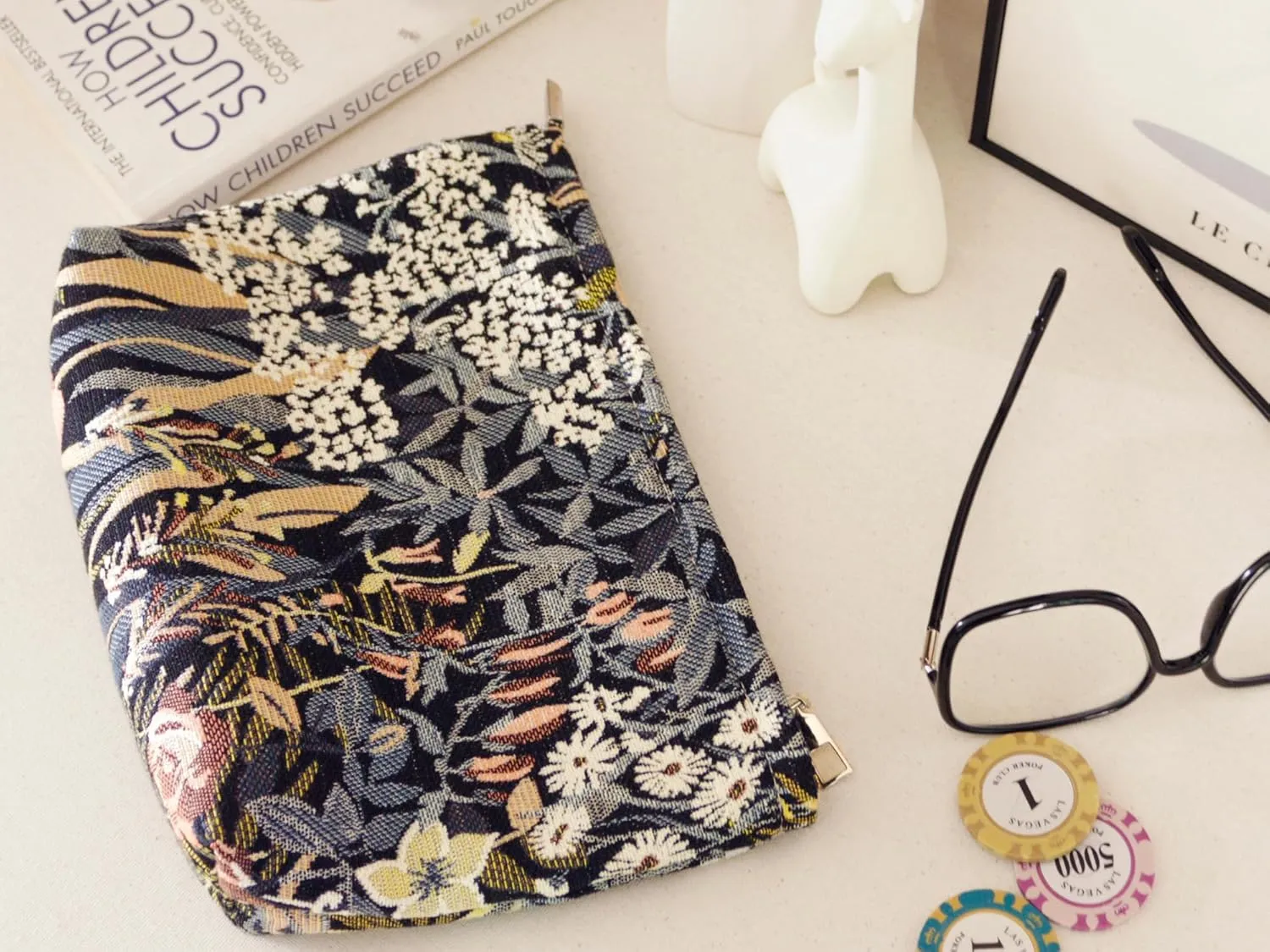 Cute Floral Makeup Bag Cosmetic Travel Pouch with Bottom and Zipper, Purse Make Up Organizer, Aesthetic Textured Fabric, Large