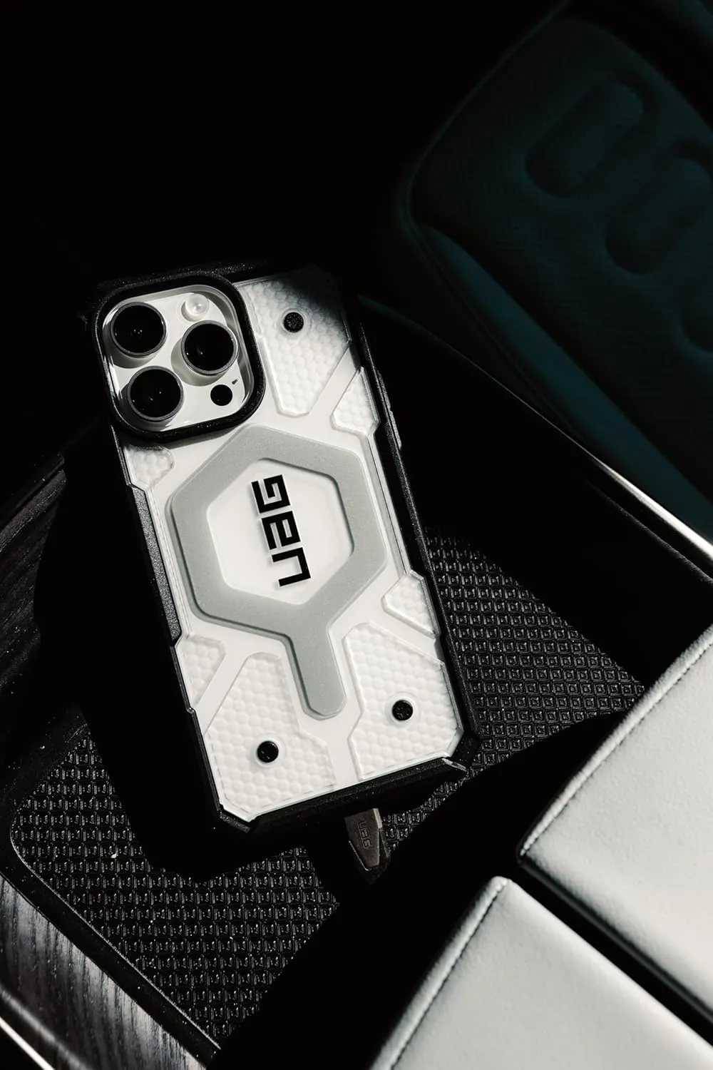 URBAN ARMOR GEAR UAG Case [Updated Version] Compatible with iPhone 15 Pro Max Case 6.7" Pathfinder Clear Ice/Silver Built-in Magnet Compatible with MagSafe Charging Rugged Transparent Protective Cover