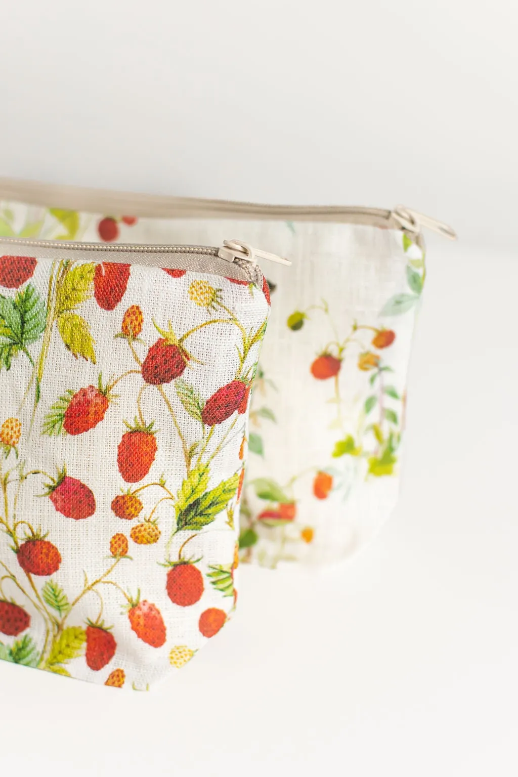 Wristlet pouch with blueberries print fabric Natural linen